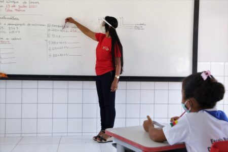 "Estamos em contato diariamente com os nossos profissionais e o comitê de crise para que o retorno das atividades seja seguro", explicou a secretária Elizângela Moura - Foto: Marcos Sandes/Ascom