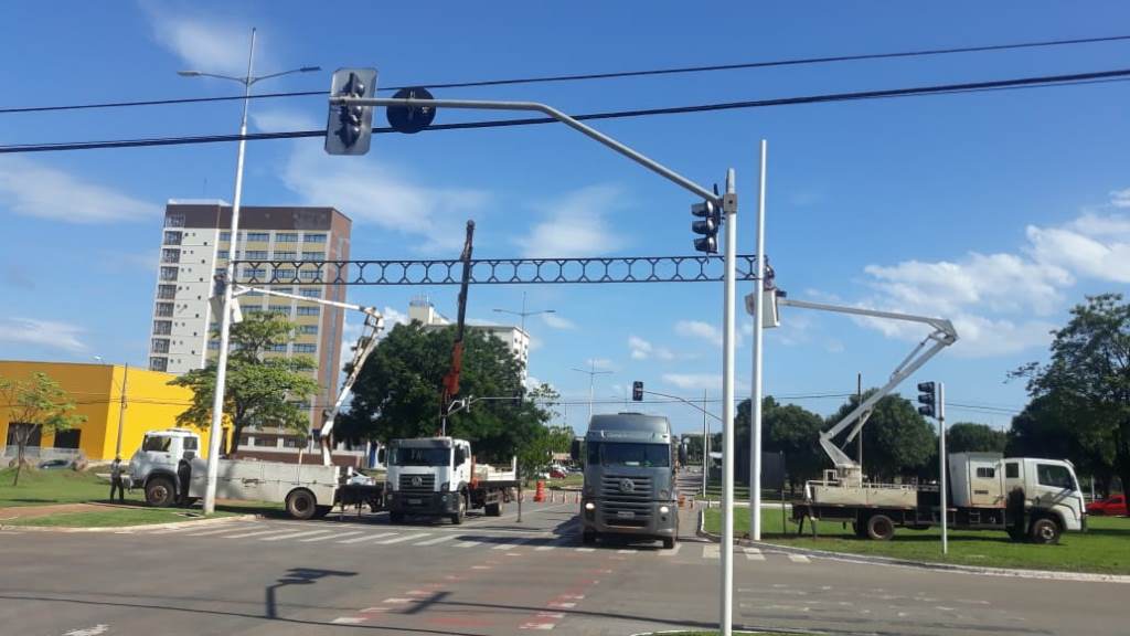Portais Natalinos são retirados nesta segunda-feira e cruzamento entre a Teotônio Segurado e a LO-19 é interditado
