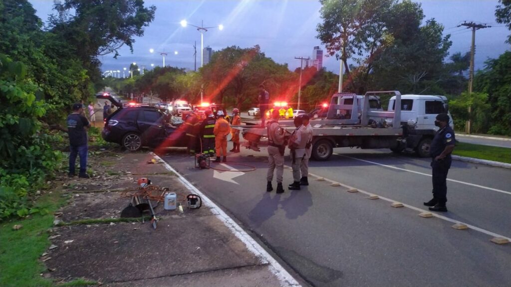 Duas pessoas morrem após carro cair em barranco e bater em árvores em Palmas; uma das vítimas era médico