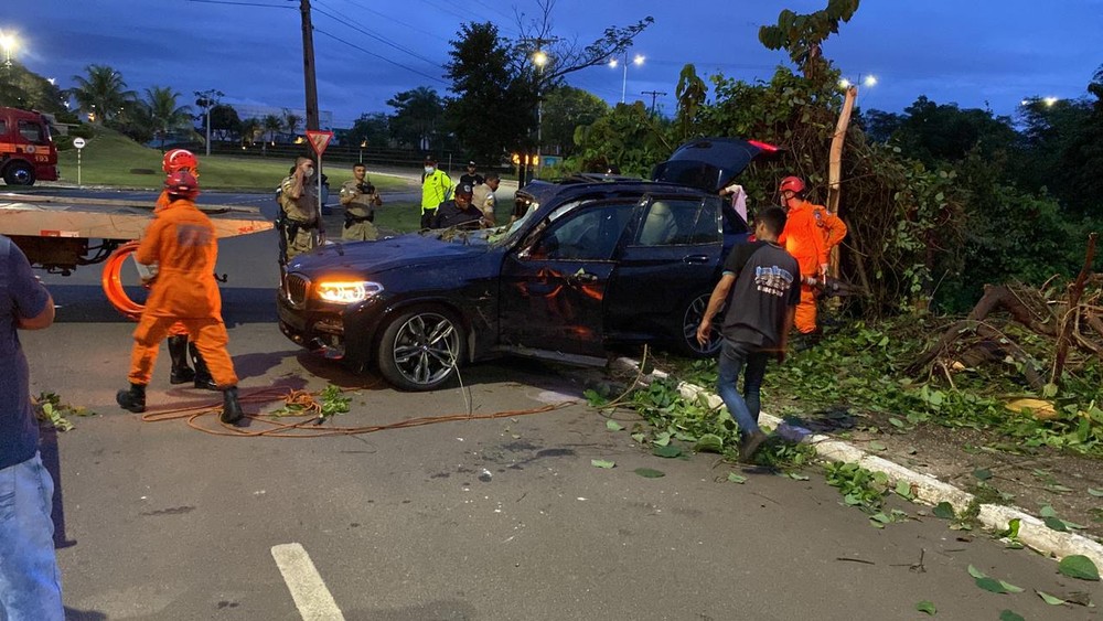 Carro é retirado de barranco após acidente em Palmas — Foto: Divulgação/Sesmu