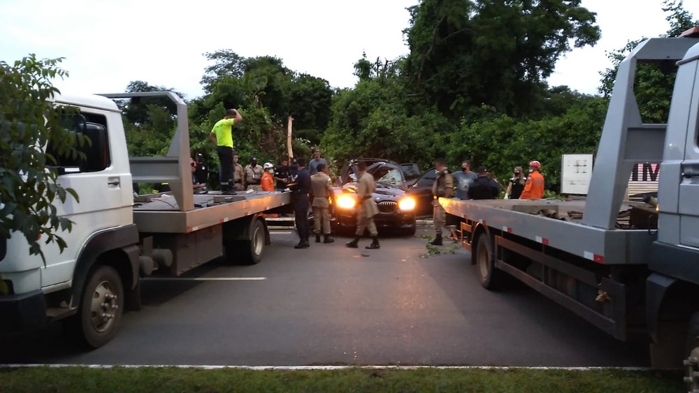 Carro é retirado de barranco após acidente em Palmas — Foto: Divulgação/Sesmu