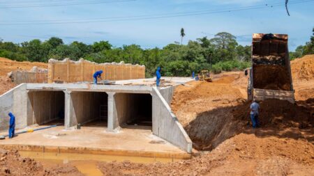 Instalação de blocos de concreto do Córrego Sussuapara foi concluída na Avenida NS-03