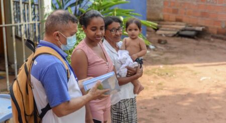 AGENTES DE SAÚDE ENTREGAM PANFLETOS INFORMATIVOS SOBRE DISPONIBILIDADE DE VACINAS NAS UNIDADES DE PALMAS