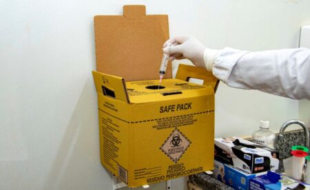 CACOS DE VIDROS E AGULHAS NÃO PODEM SER MISTURADOS A LIXO DOMÉSTICO