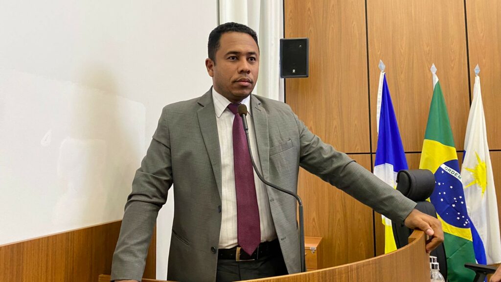 DANIEL NASCIMENTO REQUERE AMPLIAÇÃO E REFORMA DOS BANCOS DA PRAÇA DOS POVOS INDÍGENAS