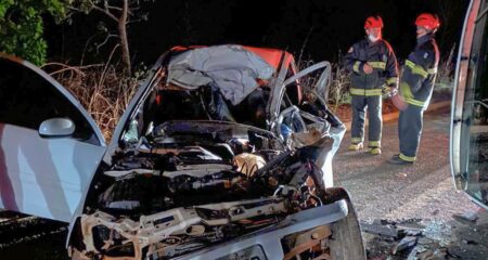 BOMBEIROS MILITARES DESENCARCERAM VÍTIMA DE ACIDENTE ENTRE CARRO DE PASSEIO E CAMINHÃO