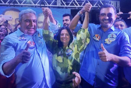 VALDEREZ PRESTIGIA EVENTO QUE OFICIALIZA LAUREZ MOREIRA COMO PRÉ-CANDIDATO A VICE DE WANDERLEI BARBOSA