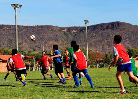 ESCOLINHA DE INICIAÇÃO ESPORTIVA DE TAQUARUÇU GRANDE ENFRENTA PROJETO BOM DE BOLA DE LUZIMANGUES