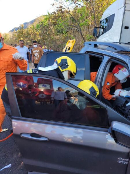 CORPO DE BOMBEIROS DESENCARCERA AVÔ E NETO APÓS COLISÃO