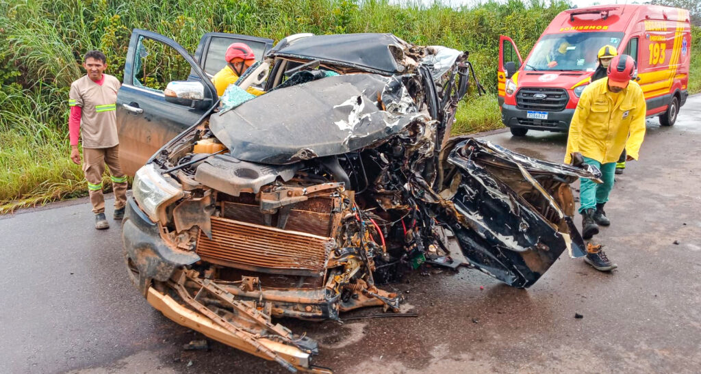 COLISÃO ENTRE CAMINHONETE E CAMINHÃO DEIXA UMA PESSOA GRAVEMENTE FERIDA