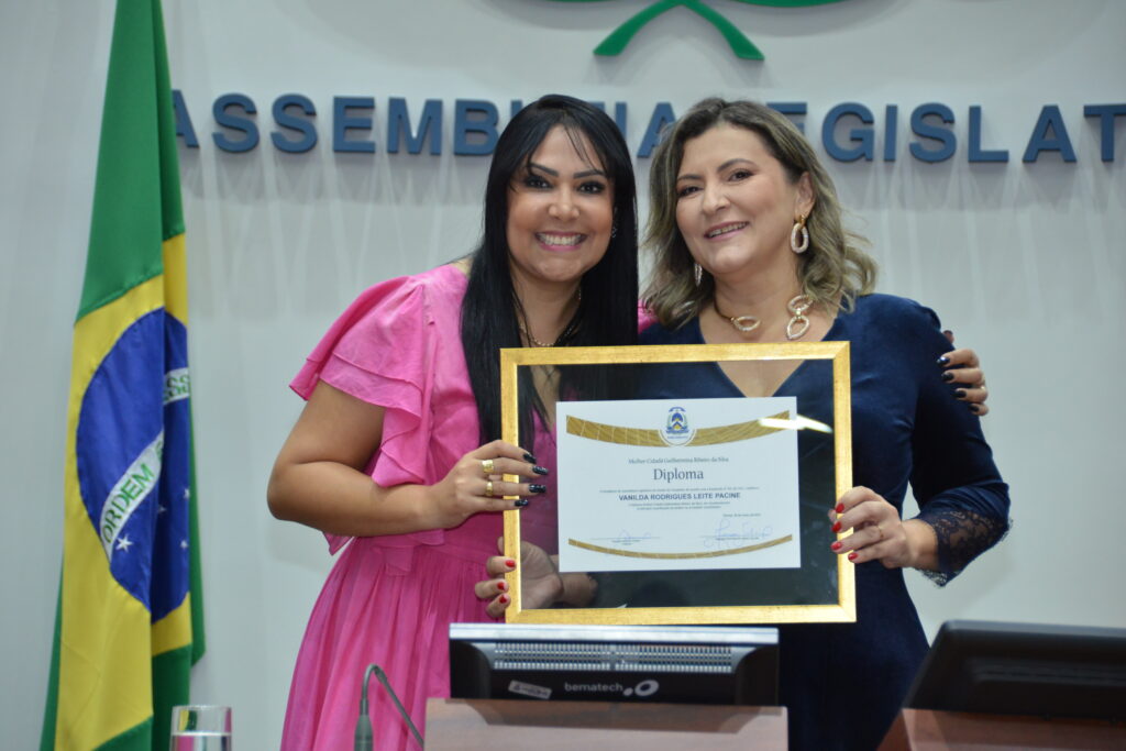 PROFESSORA JANAD VALCARI HOMENAGEIA EMPRESÁRIA VANILDA TURISMO EM SESSÃO SOLENE DO DIA DA MULHER
