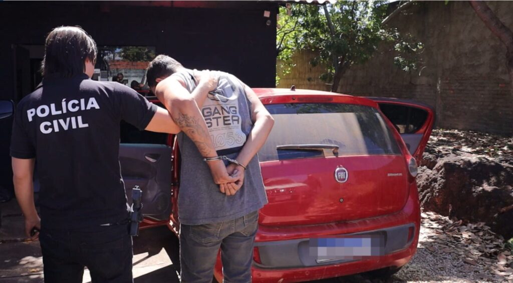 HOMEM É PRESO PELA POLÍCIA CIVIL POR PORTE ILEGAL DE ARMA DE FOGO E ADULTERAÇÃO DE VEÍCULO