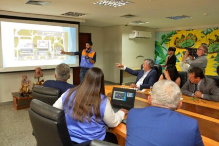 AMÉLIO CAYRES ASSINA ACORDO COM A AGETO E APRESENTA PROJETO DE AMPLIAÇÃO DA CASA DE LEIS