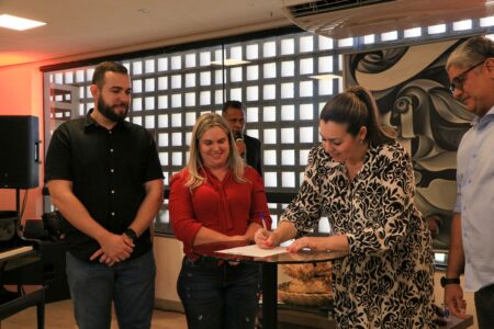 CINTHIA RIBEIRO ASSINA ORDEM DE SERVIÇO PARA INÍCIO DE REFORMA DO THEATRO FERNANDA MONTENEGRO