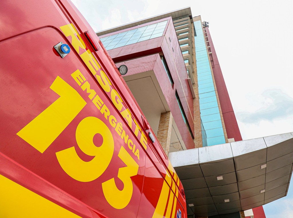 BOMBEIROS MILITARES COMBATEM INCÊNDIO EM CLÍNICA INSTALADA NO PALMAS MEDICAL CENTER