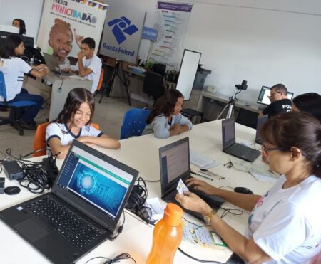 ESCOLA MUNICIPAL PAULO FREIRE RECEBE PROJETO MINI CIDADÃO QUE EMITE DOCUMENTOS PESSOAIS PARA ALUNOS