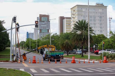 TÚNEL DE LUZES NATALINAS COMEÇA A GANHAR VIDA NA AVENIDA TEOTÔNIO SEGURADO