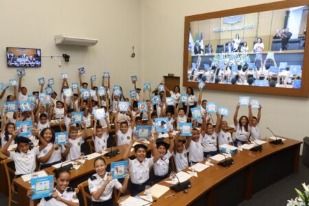 DEDICAÇÃO E INCENTIVO: ESCRITORES MIRINS SÃO HOMENAGEADOS NA CÂMARA DE PALMAS