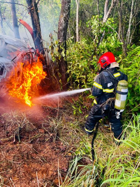 CARRO CAPOTA, PEGA FOGO E DEIXA SETE VÍTIMAS FATAIS NA ZONA RURAL DE DIANÓPOLIS