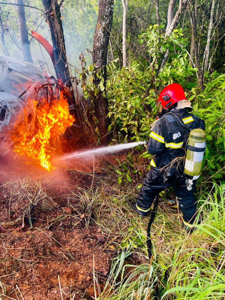 CARRO CAPOTA, PEGA FOGO E DEIXA SETE VÍTIMAS FATAIS NA ZONA RURAL DE DIANÓPOLIS