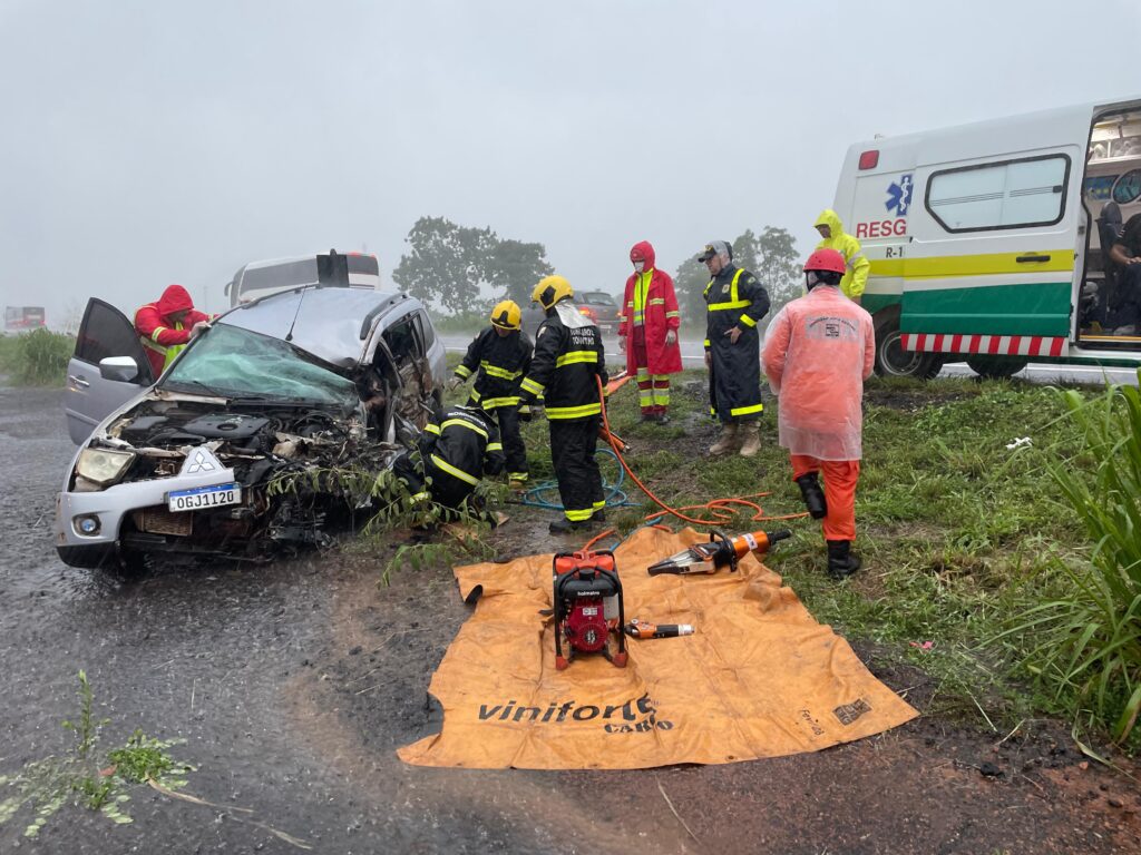 BOMBEIROS DESENCARCERAM VÍTIMA PRESA ÀS FERRAGENS EM ACIDENTE NA BR-153