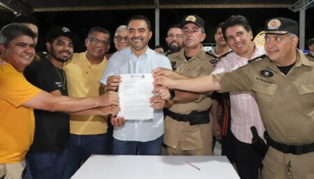 WANDERLEI BARBOSA INAUGURA ILUMINAÇÃO DE CAMPO DE FUTEBOL DO 1º BPM E PRESTIGIA RETORNO DAS ATIVIDADES DA ESCOLINHA DE FUTEBOL