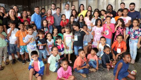GOVERNADOR WANDERLEI BARBOSA E PRIMEIRA-DAMA KARYNNE SOTERO RECEBEM ESTUDANTES DE APARECIDA DO RIO NEGRO