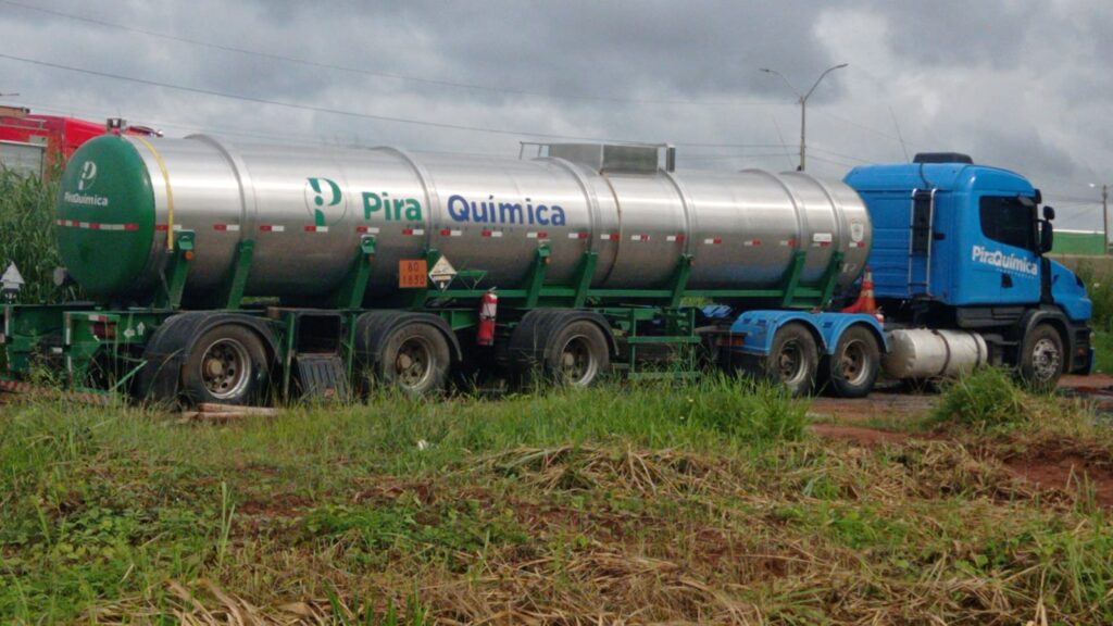 CAMINHÃO COM ÁCIDO SULFÚRICO TEM VAZAMENTO E CORRÓI PARTE DAS MANGUEIRAS DE AR DO CAMINHÃO