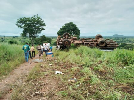 CAMINHÃO CARREGADO DE LEITE TOMBA E MOTORISTA MORRE EM ESTRADA VICINAL ENTRE ARAGOMINAS E MURICILÂNDIA