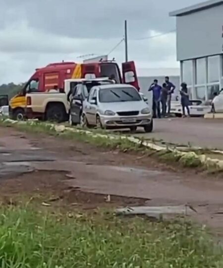 CARRO COLIDE COM MOTOCICLETA E VÍTIMA FICA DESMAIADA NO LOCAL