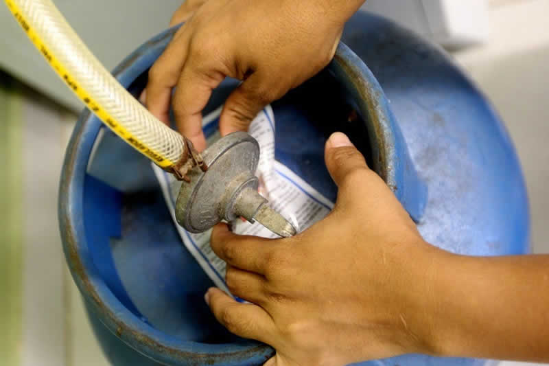 MANGUEIRAS E REGISTROS DE GÁS DE COZINHAS TÊM PRAZO DE VALIDADE E DEVEM SER SUBSTITUÍDOS