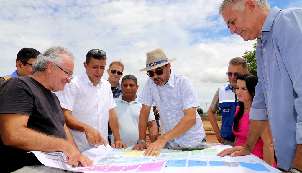 GOVERNADOR WANDERLEI BARBOSA VISITA OBRAS DE PAVIMENTAÇÃO NA AGROTINS 2024
