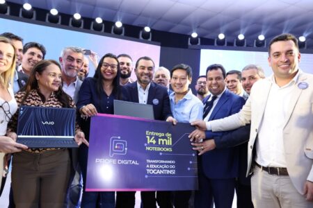 PROFE DIGITAL: PROFESSORES DA REDE ESTADUAL COMEMORAM ENTREGA DE 14 MIL NOTEBOOKS