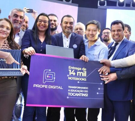 AMÉLIO CAYRES PRESTIGIA ENTREGA DE 14 MIL NOTEBOOKS PARA EDUCAÇÃO E APOIA RECONHECIMENTO DOS SECRETÁRIOS DE ESCOLA