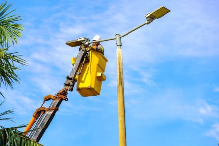 PROJETO DE EFICIÊNCIA ENERGÉTICA SUBSTITUI 800 LUMINÁRIAS CONVENCIONAIS POR LED