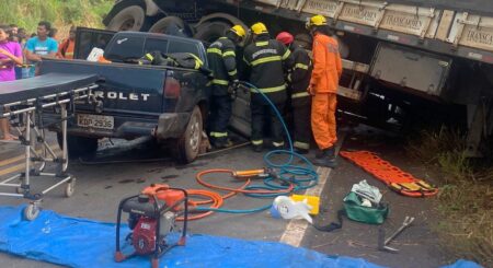 DUAS VÍTIMAS DE COLISÃO ENTRE CARRETA E CAMIONETE SÃO RESGATADAS POR BOMBEIROS MILITARES