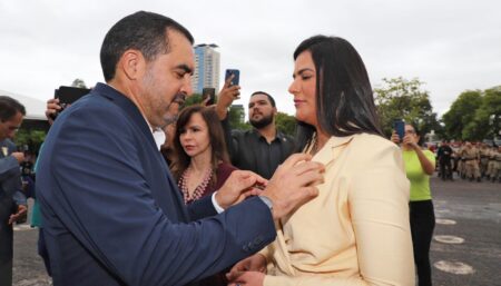 PRIMEIRA-DAMA KARYNNE SOTERO RECEBE A MEDALHA TIRADENTES DA POLÍCIA MILITAR DO TOCANTINS