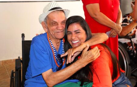 PRIMEIRA-DAMA KARYNNE SOTERO VISITA CASA DO IDOSO QUE VAI RECEBER ALIMENTOS ARRECADADOS NA AGROTINS