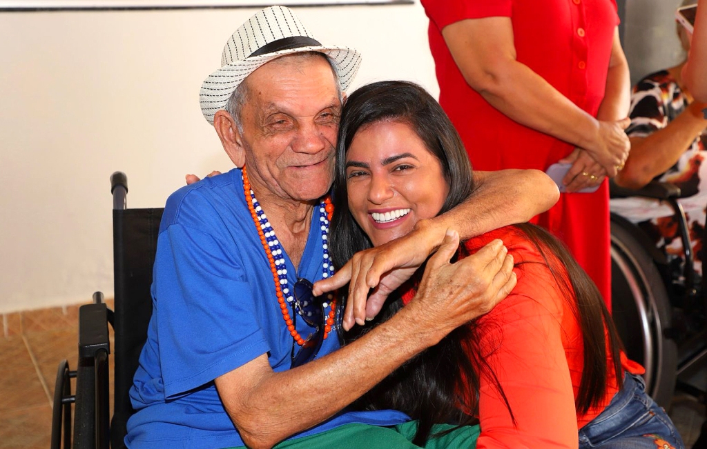 PRIMEIRA-DAMA KARYNNE SOTERO VISITA CASA DO IDOSO QUE VAI RECEBER ALIMENTOS ARRECADADOS NA AGROTINS