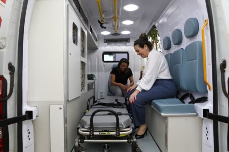 CINTHIA RIBEIRO ENTREGA OBRA DA UNIDADE DE SAÚDE DO JARDIM TAQUARI, AMBULÂNCIAS E VANS