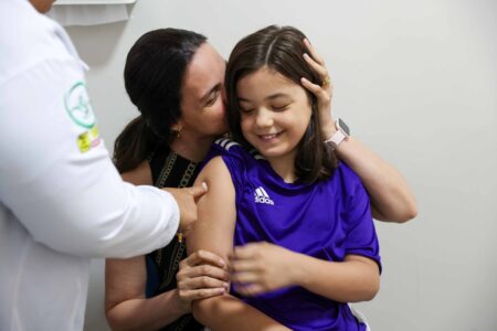 CRIANÇAS E ADOLESCENTES APROVEITAM O SÁBADO PARA TOMAR VACINA DA DENGUE