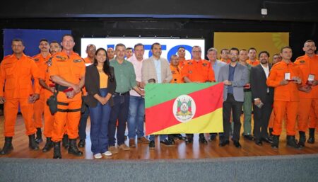 WANDERLEI BARBOSA ENTREGA HONRARIAS AOS BOMBEIROS QUE ATUARAM EM RESGATES NO RIO GRANDE DO SUL