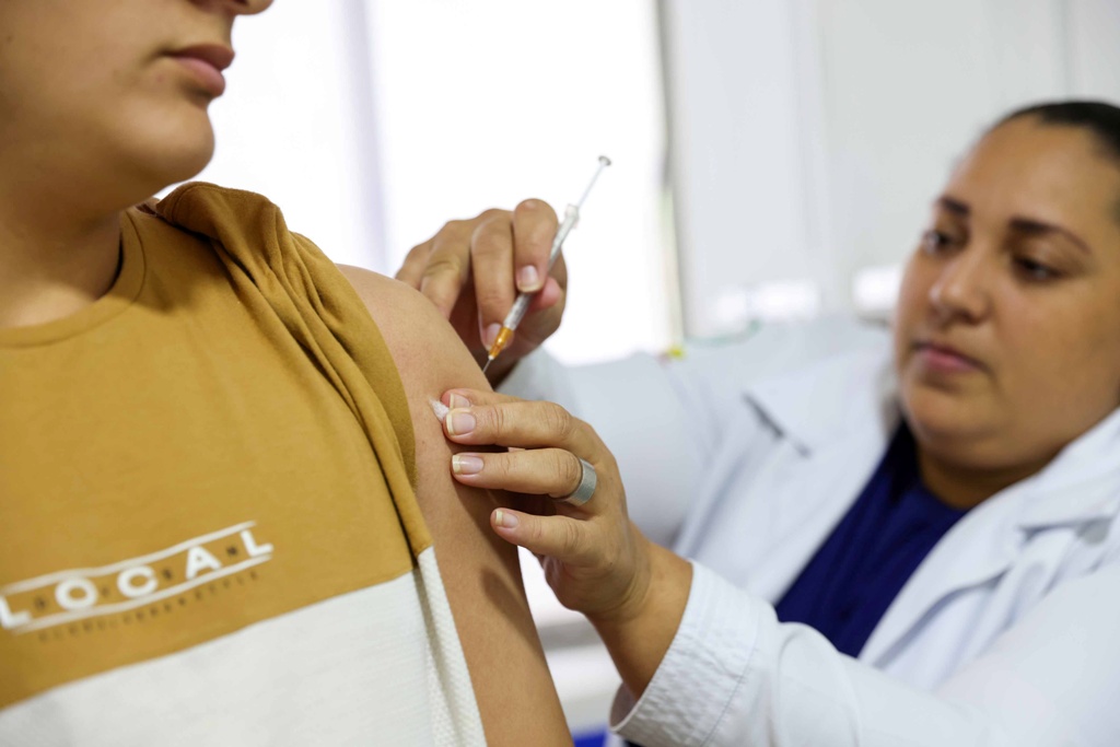 SEMUS INICIA IMUNIZAÇÃO DO NOVO PÚBLICO ALVO DA VACINA CONTRA DENGUE