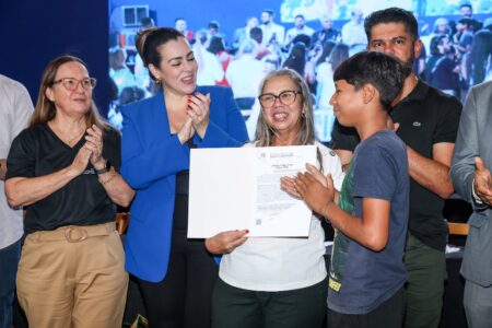 PREFEITURA LANÇA OBRAS EM TAQUARUÇU E ENTREGA TÍTULOS DE REGULARIZAÇÃO FUNDIÁRIA