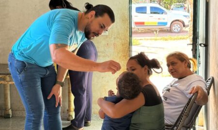 SEMUS REALIZA VISITAS DOMICILIARES PARA VACINAR CRIANÇAS MENORES DE CINCO ANOS