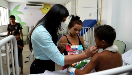 PRIMEIRA-DAMA KARYNNE SOTERO ENTREGA DOAÇÕES DE BRINQUEDOS PARA ALA INFANTIL DO HOSPITAL REGIONAL DE ARAGUAÍNA