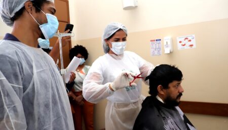 PRIMEIRA-DAMA KARYNNE SOTERO PROMOVE DIA DE BELEZA PARA PACIENTES DO HOSPITAL GERAL DE PALMAS
