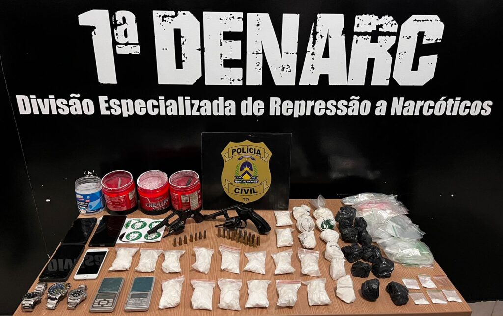 EM PALMAS, POLÍCIA CIVIL DESARTICULA ESQUEMA DE DELIVERY DE DROGAS, PRENDE TRÊS HOMENS POR TRÁFICO E APREENDE ARMAS DE FOGO E 2KG DE COCAÍNA