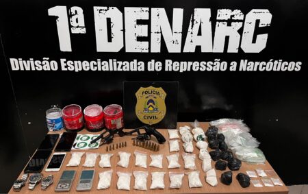 EM PALMAS, POLÍCIA CIVIL DESARTICULA ESQUEMA DE DELIVERY DE DROGAS, PRENDE TRÊS HOMENS POR TRÁFICO E APREENDE ARMAS DE FOGO E 2KG DE COCAÍNA