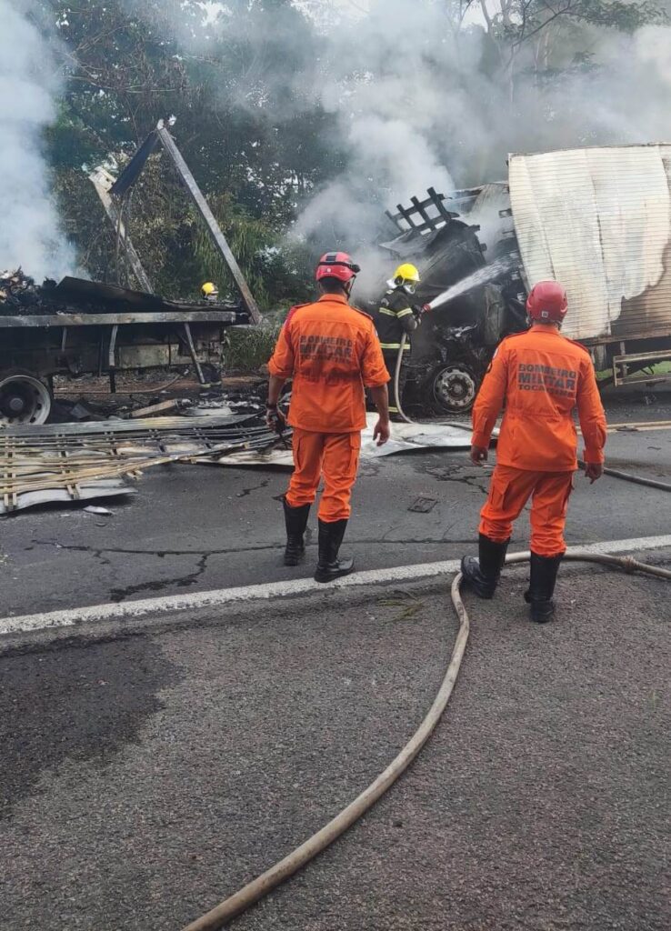 ENGAVETAMENTO E INCÊNDIO EM RODOVIA NO TOCANTINS DEIXA UMA VÍTIMA FATAL